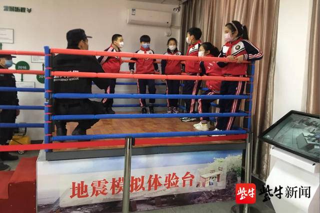 學(xué)生們?cè)趯W(xué)習(xí)防地震的應(yīng)急安全知識(shí)