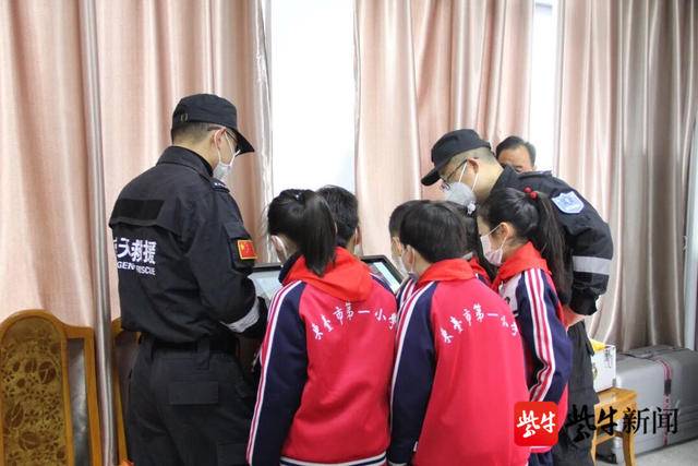 藍(lán)天救援隊(duì)隊(duì)員在給學(xué)生們觀(guān)看案例視頻