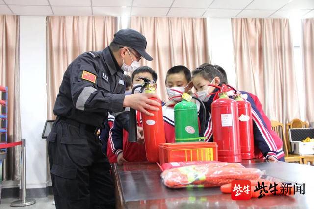   學(xué)生們?cè)趯W(xué)習(xí)滅火器的使用方法