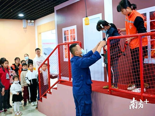 高空緩降體驗(yàn) 高空緩降體驗(yàn)