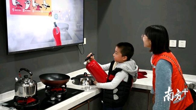 小朋友體驗(yàn)?zāi)M滅火 小朋友體驗(yàn)?zāi)M滅火