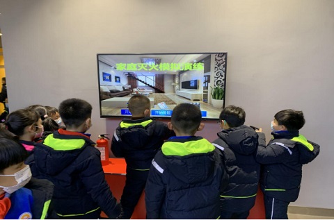 浙江平陽-孩子們在安全體驗館里學平安知識
