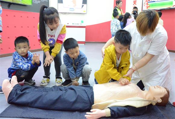 模擬心肺復蘇體驗區(qū)