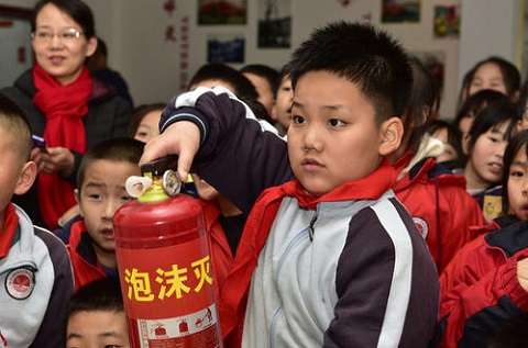 小學(xué)生現(xiàn)場“客串”消防員用電子競技模擬滅火逃生