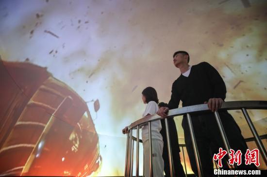 參觀者在體驗穿戴消防救援服裝 參觀者在體驗穿戴消防救援服裝