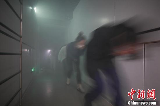 參觀者在進行“煙道逃生技術訓練” 參觀者在進行“煙道逃生技術訓練”