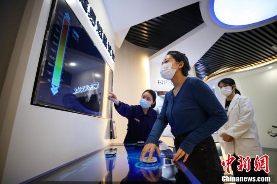 參觀者在進行“家庭易燃品試驗” 參觀者在進行“家庭易燃品試驗”