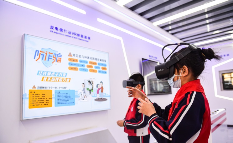 學(xué)生在使用反電信詐騙VR體驗系統(tǒng)